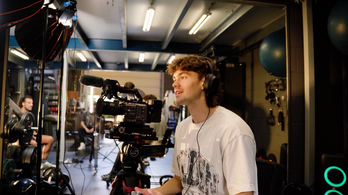 Kylian achter de Sony-camera tijdens een shoot